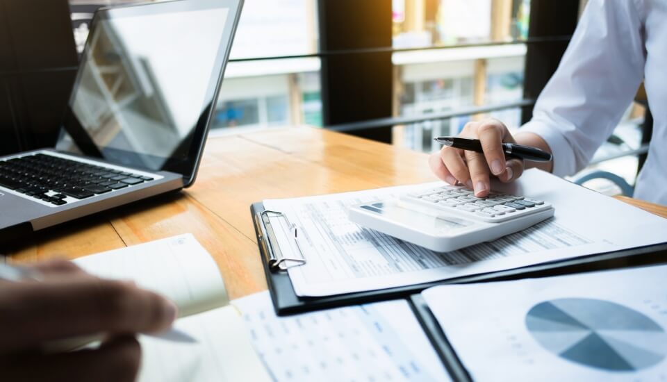 two people building financial advising tools for SEO
