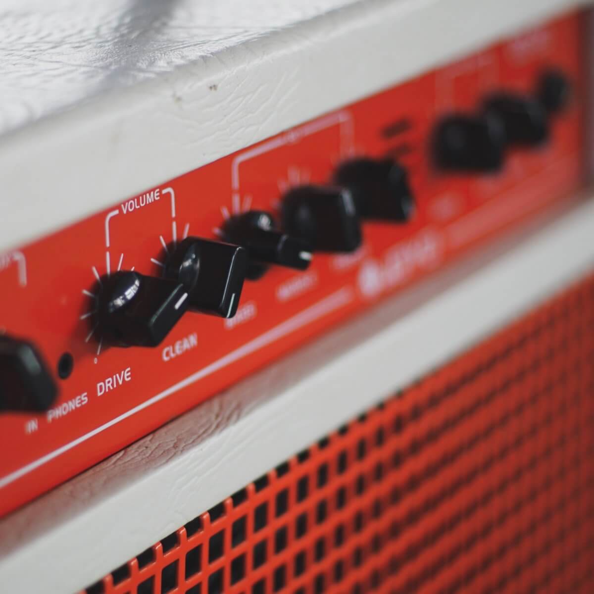 guitar amplifier to illustrate how seo amplifies an integrated marketing strategy