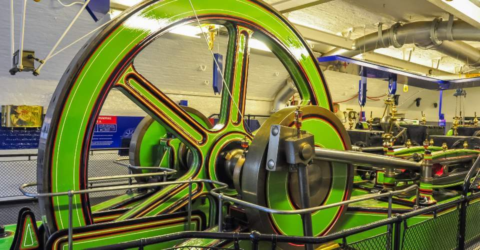 image of a flywheel to show how organic growth is sustainable