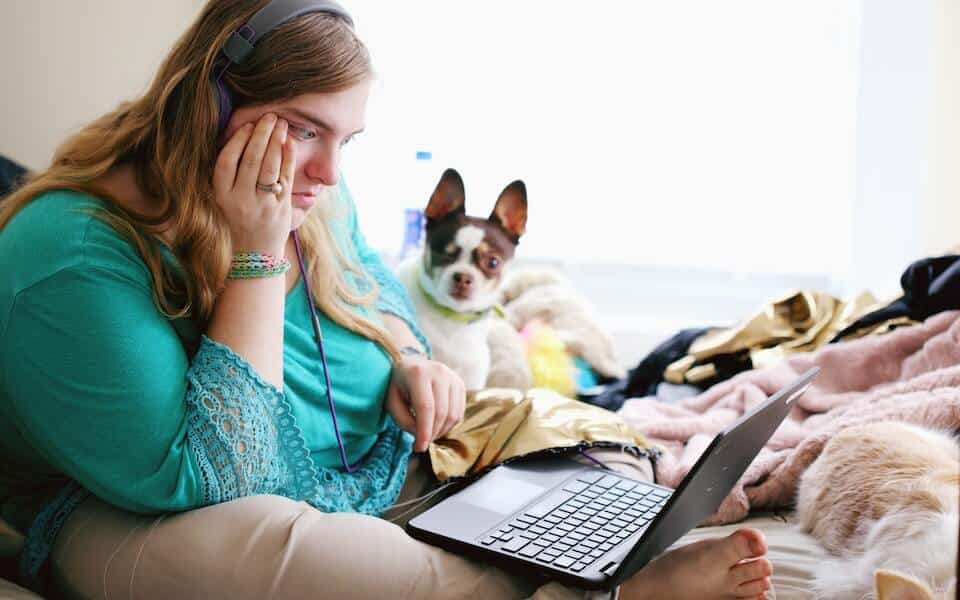woman bouncing from a website on her laptop because of a bad experience