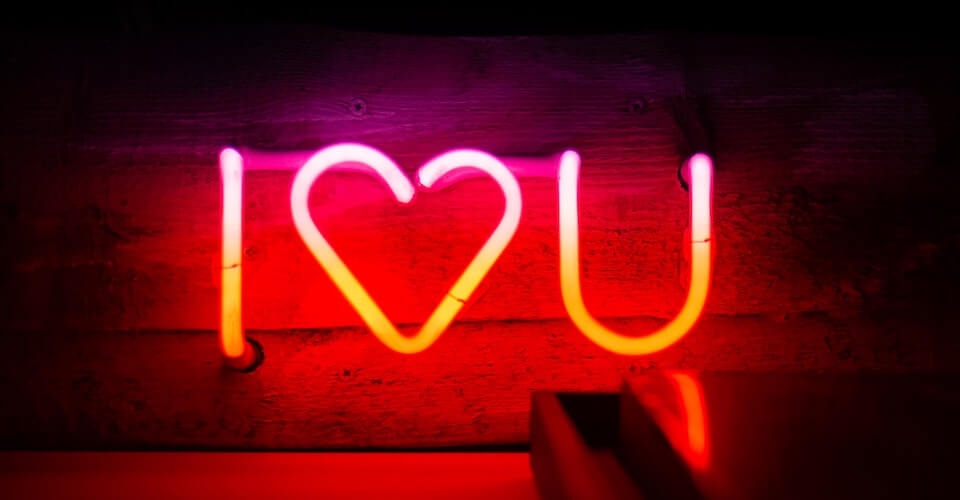 neon sign that says I Love You to show the power of attraction marketing